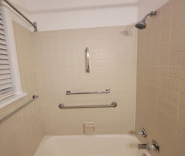 Building Photo - 2127 Slane Ave