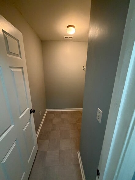Building Photo - 7041 Kings Crown Dr