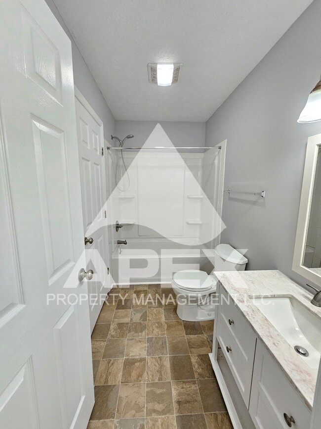 Building Photo - **MOVE-IN SPECIAL** 1/2 off 1st month! Bea...