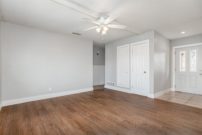 Building Photo - 2121 Travis Dr