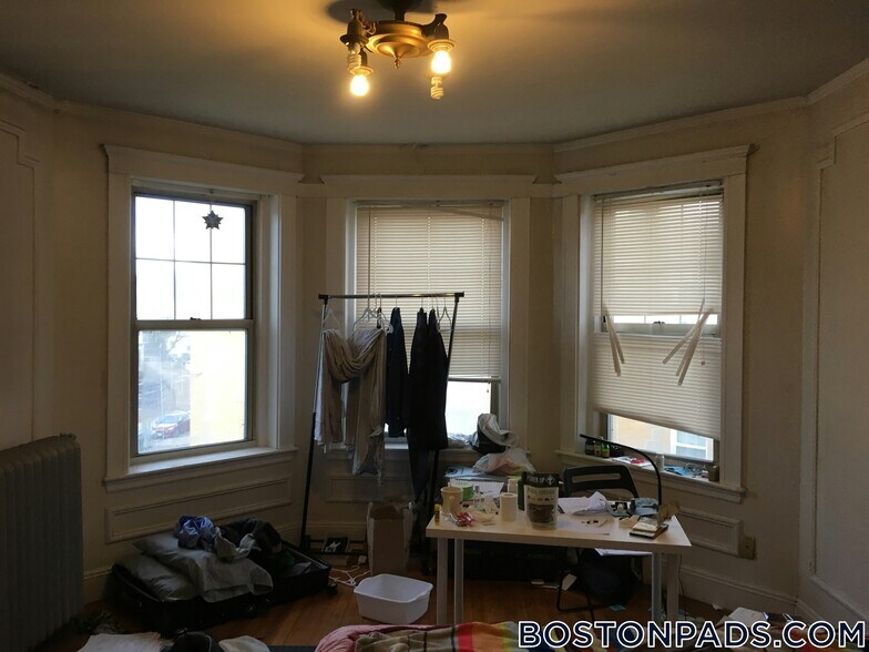 Building Photo - 96 Maple St