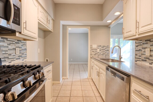 Building Photo - 317 Benjamin St