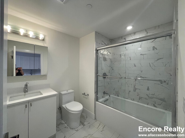 Building Photo - 197 Green St