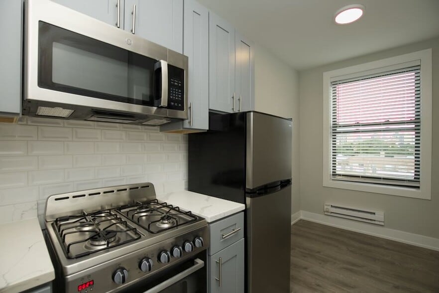 Building Photo - 545 W Belmont Ave