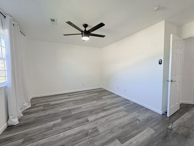 Building Photo - Available Now!  3 Bedroom, 2 Bathroom in Prime Bentonville Location, w/ Garage and Fenced-in Back...