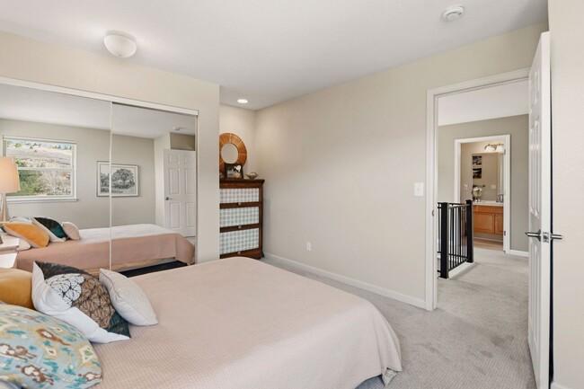 Building Photo - Stunning Fully Furnished Home in Roxborough Park!