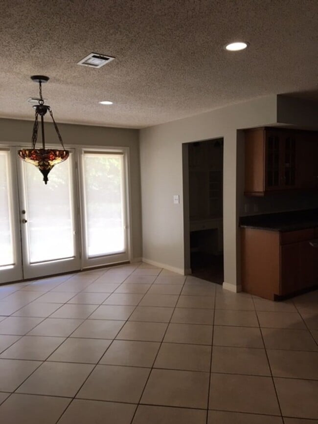 Building Photo - 3 Bedroom 2 Bath