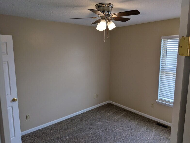 Building Photo - 907 Weeping Willow Dr