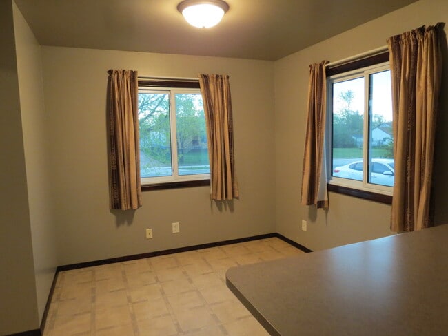 Building Photo - 3 BEDROOM | 2 BATH | SPACIOUS RAPID VALLEY...