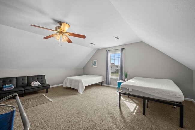 Building Photo - Pet Friendly, Bonus Room and Fenced Backyard!