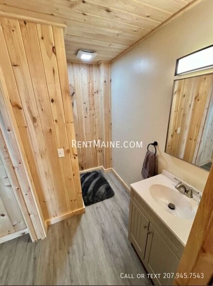 Building Photo - 8 Sand Beach Ln