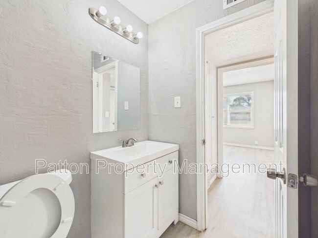Building Photo - 3010 Westhaven Dr