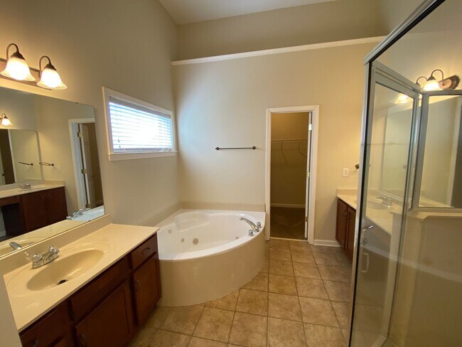 Building Photo - LARGE AND SPACIOUS HOME IN BARTLETT/ARLINGTON