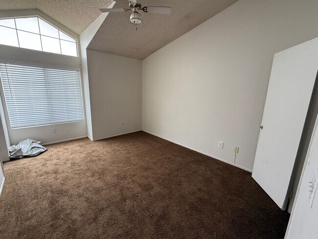 Building Photo - Hesperia Home, 3 Bedroom's, 2 Bathrooms, New paint, New Carpet,