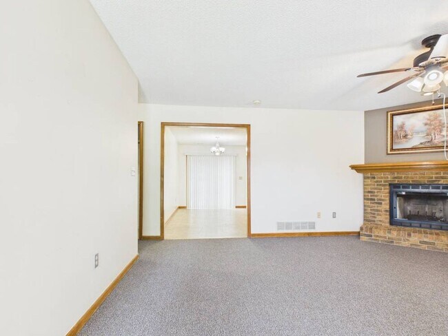 Building Photo - 1213 Fox Run Dr