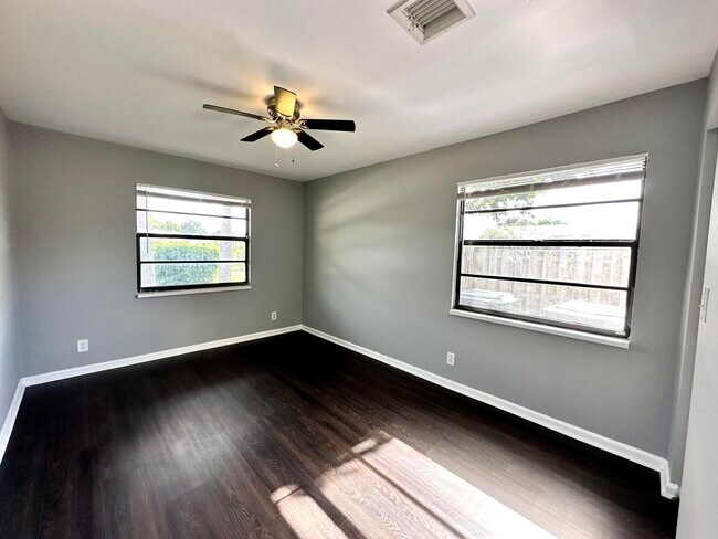 Building Photo - 947 Country Wood Ct