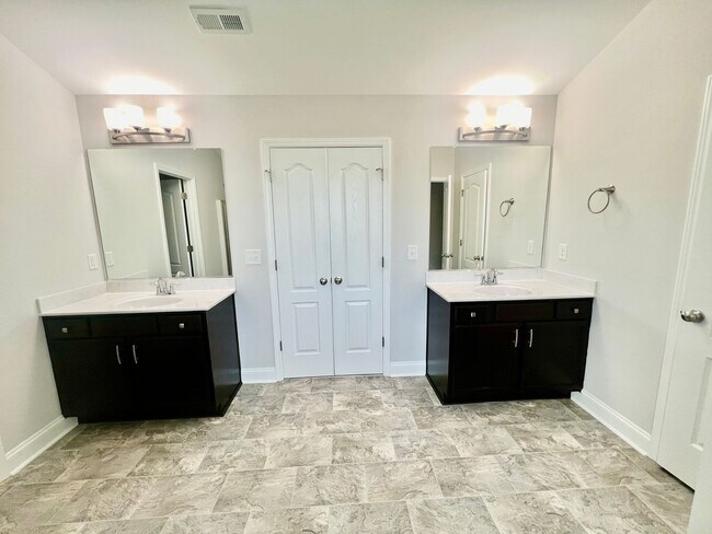 Building Photo - Stunning 4BR 3BA Home in Colfax