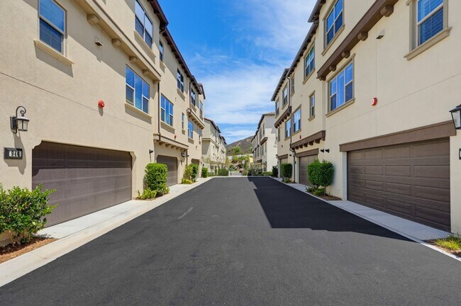 Building Photo - 956 Blackstone Dr