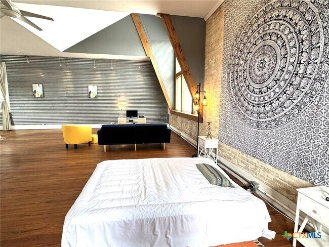 Building Photo - 103 W Walnut St