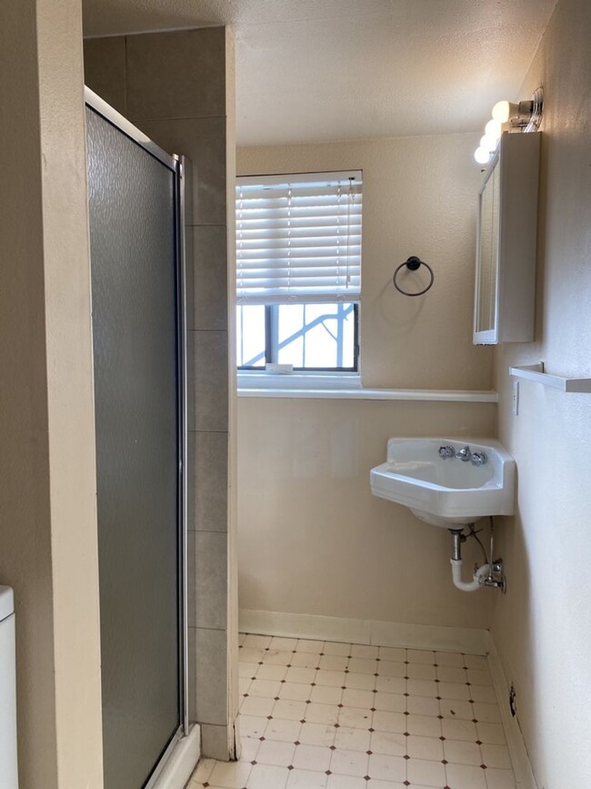 Building Photo - STUDENTS WELCOME! 5 Bedroom 3 Bathroom Bi-...