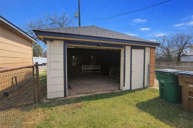 Building Photo - 2425 Waco St