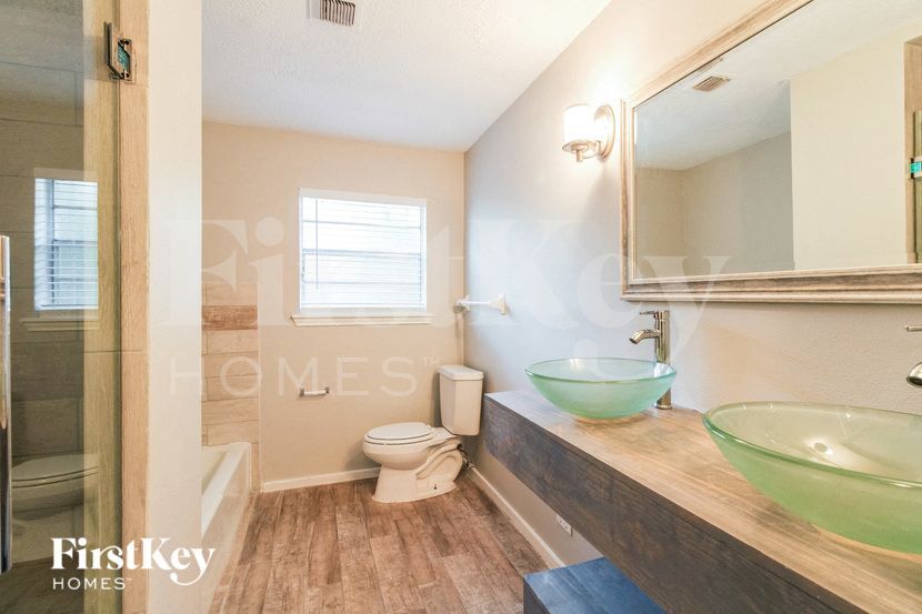 Building Photo - 2618 N Woodloch St