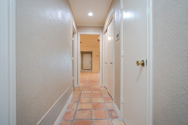 Building Photo - 10660 Pagewood Dr