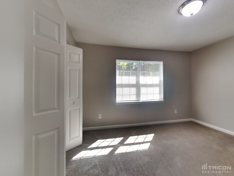 Building Photo - 1051 Park Creek Cir