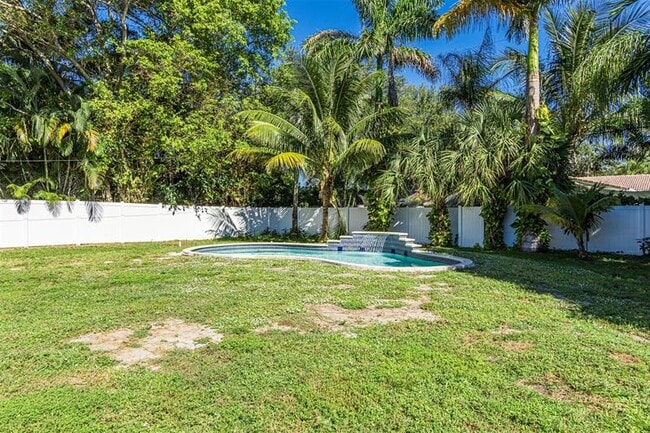 Building Photo - 936 NE 26th Ave