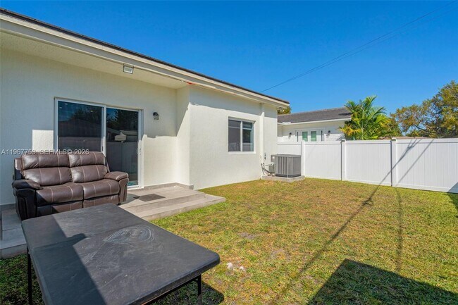 Building Photo - 1515 SW 65th Pl