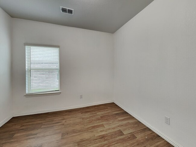 Building Photo - 1548 Woodlake Dr