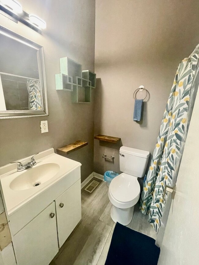 Building Photo - Welcome to this charming 3-bedroom, 1-bath...