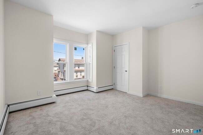 Building Photo - 704 Maple St