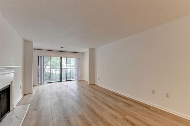 Building Photo - 4101 Pine Heights Dr NE