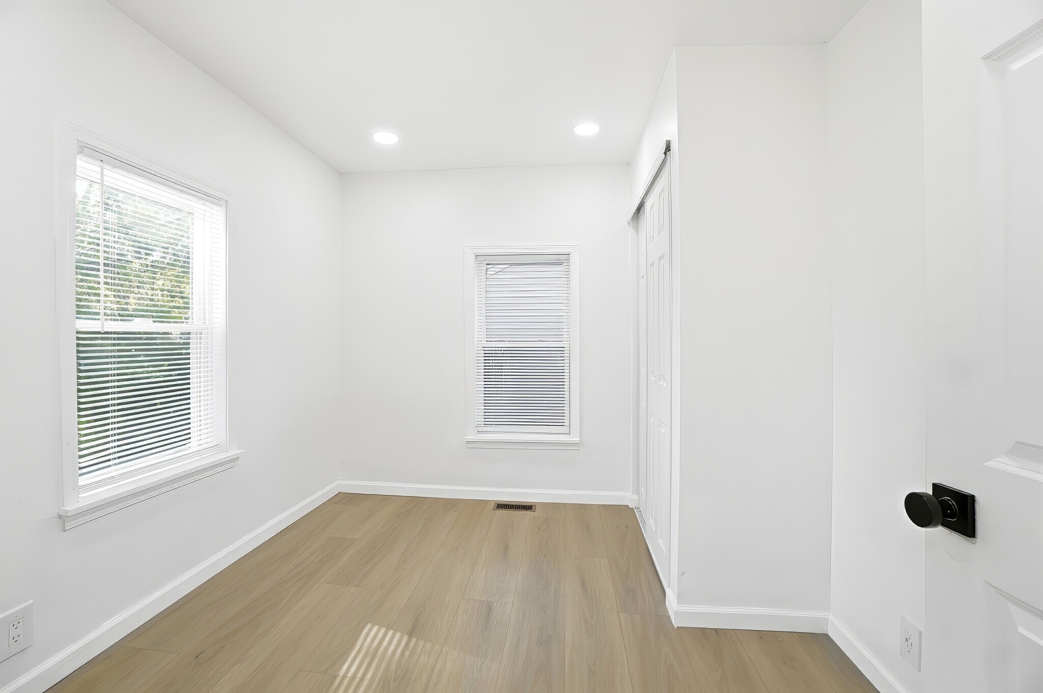 Building Photo - 149 W Lane Ave