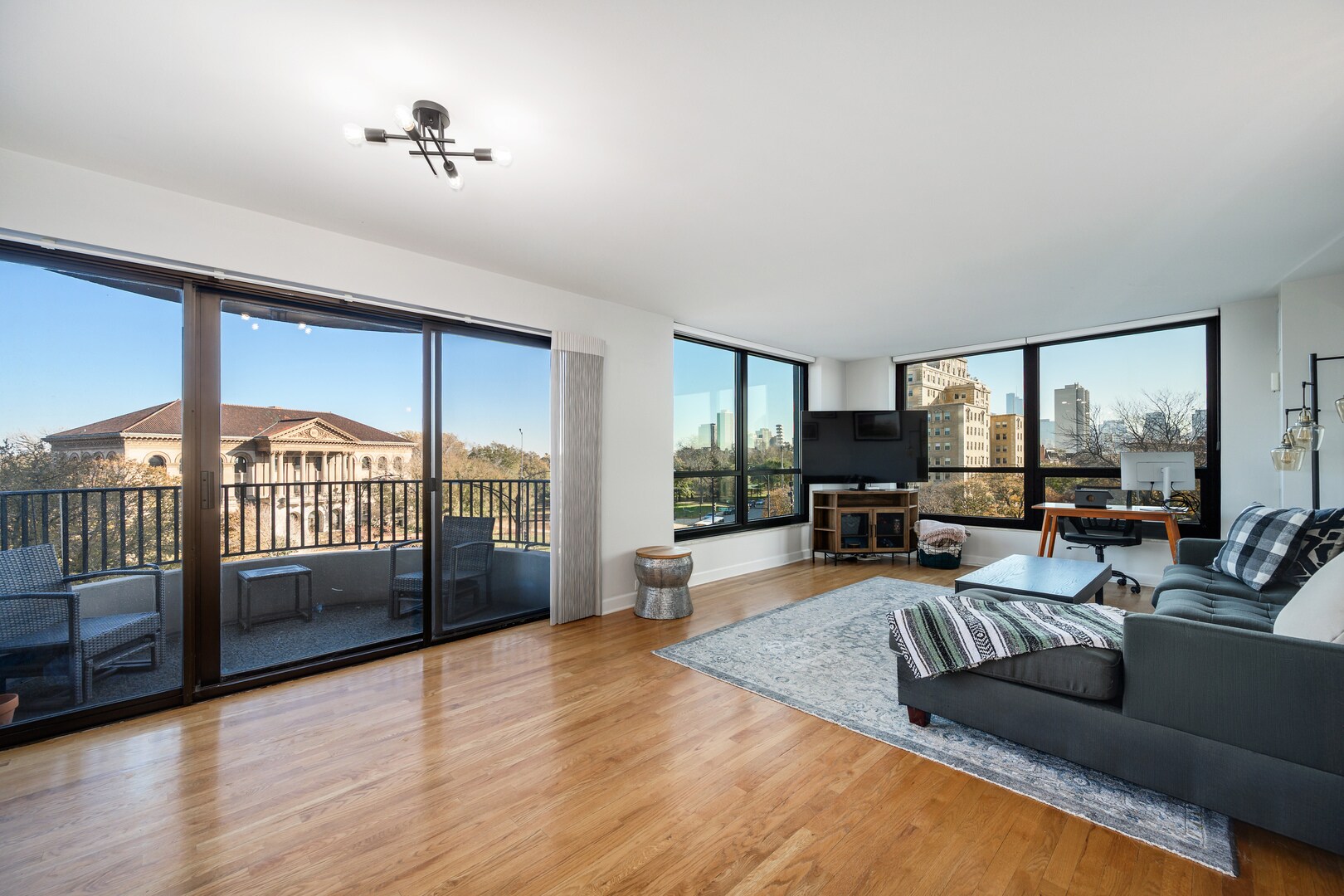 Building Photo - 2020 N Lincoln Park W