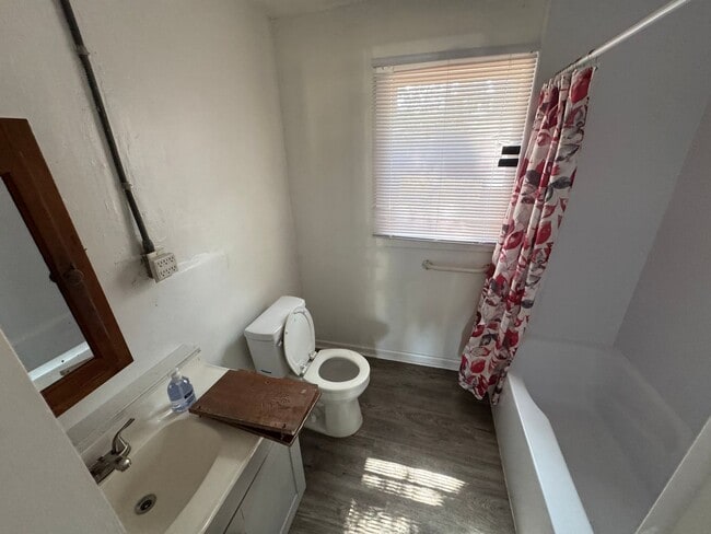 Building Photo - 2 Bedroom House