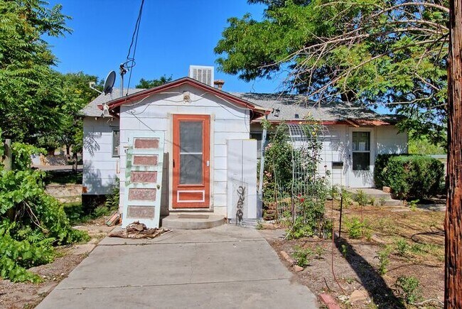 Building Photo - 2 Bed 1 Bath House
