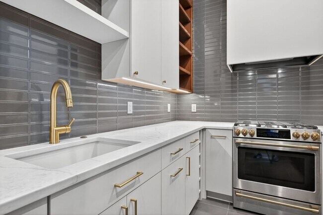 Building Photo - Available Now! High End 2 Bed 2 Bath in Lu...