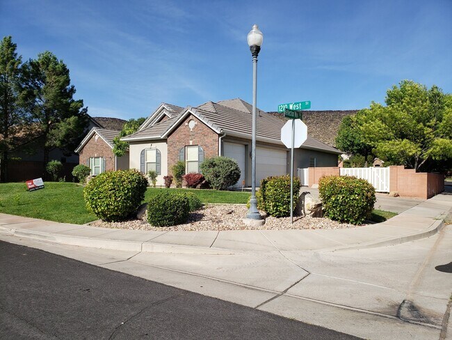 Building Photo - Beautiful 4 bed 2 bath home with 3 car gar...