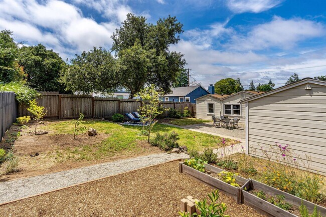 Building Photo - Alta Heights Beautifully Renovated Cottage