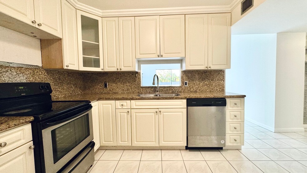 Kitchen - 130 S Shore Dr