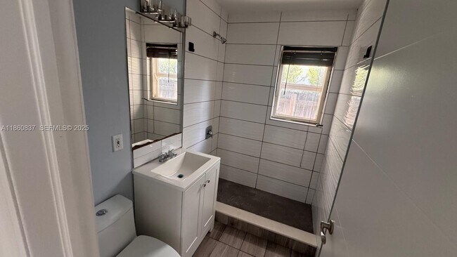 Building Photo - 1116 NE 16th Terrace