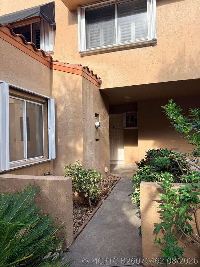 Building Photo - 612 N University Dr