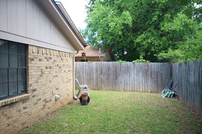 Building Photo - 3 Bedroom Duplex in Tyler!