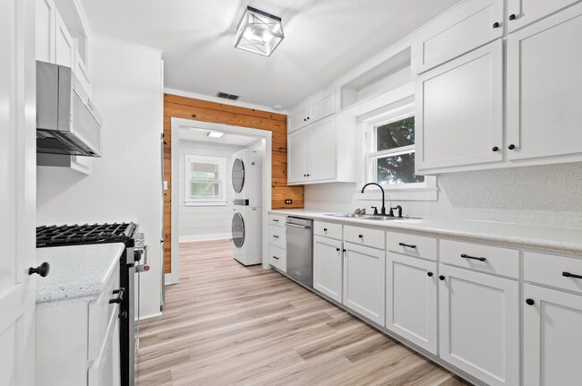 Building Photo - Updated 3-Bed, 2-Bath Home on Private Road...