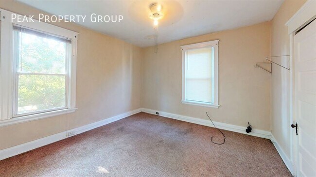 Building Photo - 2354 Stratford Ave