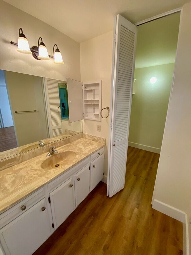 Building Photo - Private, Comfortable Downstairs Condo