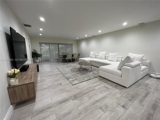 Building Photo - 307 Bonnie Brae Way