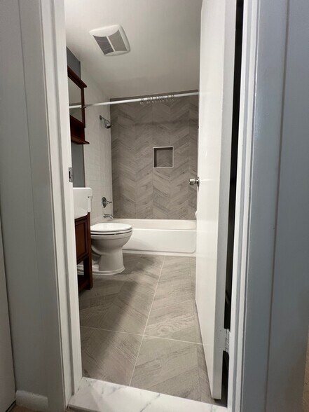Building Photo - 220 Sugarland Run Dr